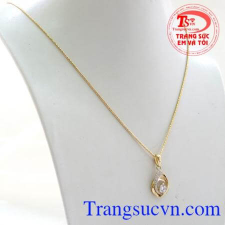 bộ trang sức nữ đẹp dịu dàng, dây chuyền nhập khẩu Italy sang trọng kết hợp với mặt dây nhẹ nhàng tinh tế là món trang sức vô cùng thanh lịch dành cho phái đẹp. Bộ trang sức mãi không xa rời nữ