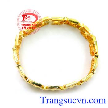 Lắc Nam Vàng Tây Cho Phái Mạnh thiết kế kiểu dáng đẹp tinh tế sáng bóng thể hiện được sự mạnh mẽ bản lĩnh của người đàn ông với kiểu dáng đẹp. 