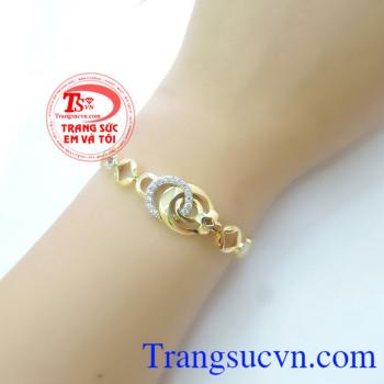 Đeo lắc tay hợp thời trang được khách hàng nhiều năm liền bình chọn. Lắc Tay Nữ Korea Nhập