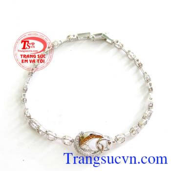 Đeo lắc tay vàng trắng hợp thời trang. Lắc Nữ Vàng Trắng Korea