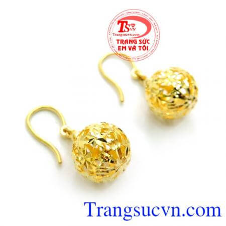 Bông Tai Dior Lấp Lánh bạn có thể sử dụng bông tai Dior kết hợp với mái tóc ôm nhẹ một bên mặt khiến bạn trong thật hoàn hảo.