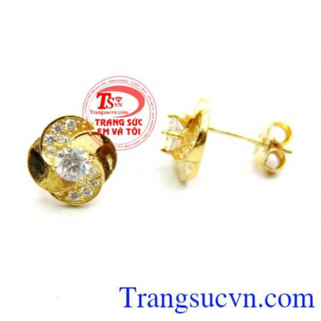 hoa tai được thiết kế theo 4 cánh hoa đan xem vào nhau gắn đá kết tinh tế,chất lượng vàng đảm bảo, dành cho phái đẹp