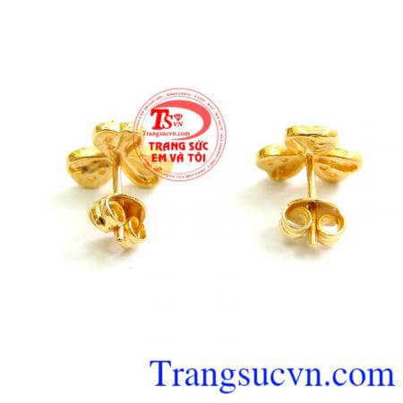 Đeo hoa tai cỏ 3 lá hợp thời trang.