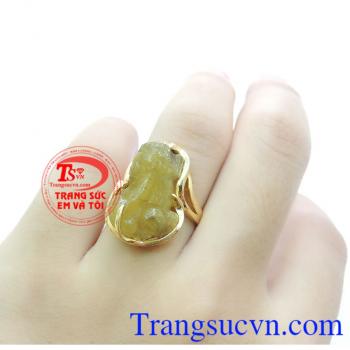 Nhẫn nữ tỳ hưu đeo phong thủy, mang lại tài lộc, xua đuổi tà khí, thạch anh vàng giúp tinh thần tập trung, thoải mái