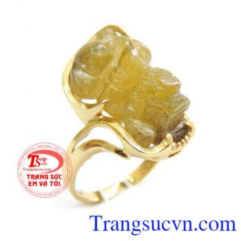 Đeo chiếc nhẫn thỳ hưu thạch anh tóc vàng không chỉ thời trang mà còn là món bảo vật vô giá giúp bạn luôn khỏe mạnh, cầu hạnh phúc.