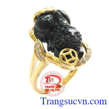 Nhẫn tỳ hưu ngọc cẩm thạch đẹp, nhẫn nữ ngọc cẩm thạch khắc tỳ hưu. Ngọc cẩm thạch hợp với tất cả các mệnh, đeo phong thủy, trừ tà ma, khí độc. Truyền thuyết kể rằng ngọc cẩm thạch thiên nhiên có thể giúp thanh lọc cơ thể, làm tinh thần nhẹ nhàng,an nhiên