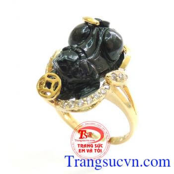 Nhẫn tỳ hưu ngọc cẩm thạch đẹp, nhẫn nữ ngọc cẩm thạch khắc tỳ hưu. Ngọc cẩm thạch hợp với tất cả các mệnh, đeo phong thủy, trừ tà ma, khí độc. Truyền thuyết kể rằng ngọc cẩm thạch thiên nhiên có thể giúp thanh lọc cơ thể, làm tinh thần nhẹ nhàng,an nhiên