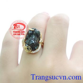 Nhẫn tỳ hưu ngọc cẩm thạch đẹp, nhẫn nữ ngọc cẩm thạch khắc tỳ hưu. Ngọc cẩm thạch hợp với tất cả các mệnh, đeo phong thủy, trừ tà ma, khí độc. Truyền thuyết kể rằng ngọc cẩm thạch thiên nhiên có thể giúp thanh lọc cơ thể, làm tinh thần nhẹ nhàng,an nhiên