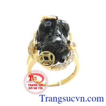 Nhẫn tỳ hưu ngọc cẩm thạch đẹp, nhẫn nữ ngọc cẩm thạch khắc tỳ hưu. Ngọc cẩm thạch hợp với tất cả các mệnh, đeo phong thủy, trừ tà ma, khí độc. Truyền thuyết kể rằng ngọc cẩm thạch thiên nhiên có thể giúp thanh lọc cơ thể, làm tinh thần nhẹ nhàng,an nhiên