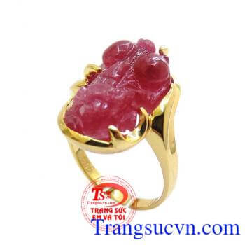 Nhẫn nữ ruby hồng ngọc, nhẫn nữ tỳ hưu ruby hồng ngọc xinh xắn, sang trọng, nhẫn nữ vàng tây 14k chạm tỳ hưu đá quý ruby phong thủy. Ruby , giọt máu của đất trời, là biểu tượng của sự tinh tế, nhẹ nhàng nhất