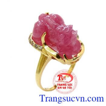Nhẫn nữ tỳ hưu ruby mông cong, nhẫn nữ tỳ hưu ruby hồng ngọc xinh, ru by biểu tượng của tình yêu, sự ngọt ngào và tinh tế. nhãn nữ ruby là một trong những xu hướng lựa chọn trang sức hàng đầu của phái đẹp.