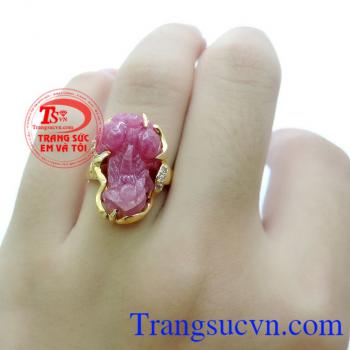 Nhẫn tỳ hưu nữ ruby tinh tế, nhẫn nữ tỳ hưu ruby vàng tây 14k đẹp thời trang, nhẫn tỳ hưu nữ kết hợp với các phụ kiện trang sức ruby khác, đem lại vẻ đẹp thời thượng. Sản phẩm kèm giấy kiểm định.