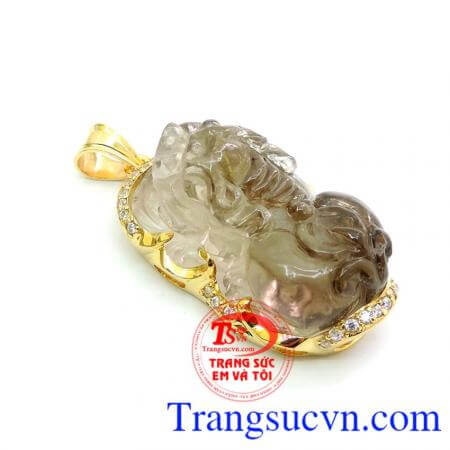 Mặt dây chuyền kết hợp với các dây khác nhau mang lại sự thuận lợi trong công việc và may mắn trong cuộc sống