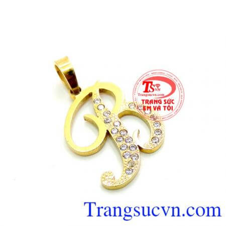 Mặt dây chữ mềm mại, có thể thiết kế chữ theo yêu cầu.