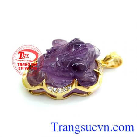 Mặt dây đá quý thạch anh tím TSVN là Mặt dây chuyền đá tím dành cho nữ chất liệu vàng 10k gắn đá tím màu thạch anh dành cho nữ hợp trang phục,đep phong thủy may mắn. Mặt thiềm thừ Amethyst 14k
