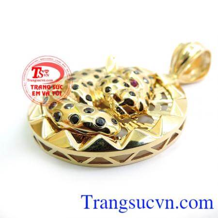 Kết hợp đeo mặt Nam báo vàng với dây chuyền nam vàng tạo nên bộ trang sức nam tuyệt vời