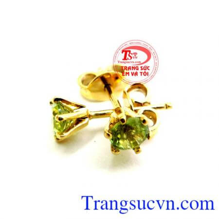 Hoa tai vàng Peridot thiết kế đơn giản phù với trang phục và mọi lứa tuổi.