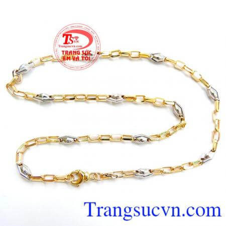 Đeo cổ cùng mặt dây chuyền hoặc đeo trơn