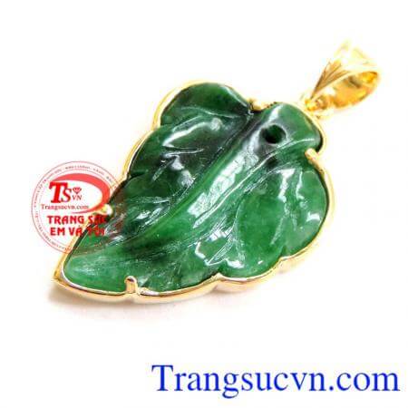 Cẩm thạch như là bùa hộ mệnh cho bạn khi bạn sử dụng nó bạn hãy an tâm vì bạn đã được bảo vệ và may mắn luôn tìm đến bạn. Ngọc cẩm thạch bọc vàng mặt dây