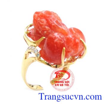 Nhẫn tỳ hưu nữ kết hợp với các phụ kiện trang sức ngọc cẩm thạch khác, đem lại vẻ đẹp thời thượng. Sản phẩm kèm giấy kiểm định.