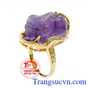 Nhẫn Nữ Tỳ Hưu Thạch Anh Tím Tài Lộc Bao thế kỷ qua các vị vua chúa và nữ hoàng đều yêu thích một màu tím hoàng gia,màu tím tình yêu,với ý nghĩa mang lại nhiều may mắn và thu hút tài lộc trong cuộc sống. Sản phẩm bảo hành 12 tháng giao hàng toàn quốc.