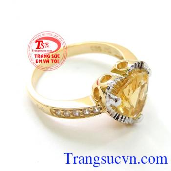 Người đeo nhẫn Thạch Anh Vàng sẽ được tăng cường trí nhớ năng lượng và thêm lạc quan giúp bạn phòng ngừa được bệnh tật chữa được vết cắn của rắn và nhện. Sản phẩm uy tín chất lượng được giao bán trên toán quốc.