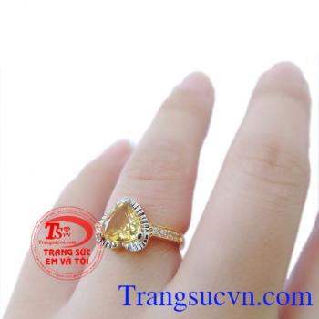 Người đeo nhẫn Thạch Anh Vàng sẽ được tăng cường trí nhớ năng lượng và thêm lạc quan giúp bạn phòng ngừa được bệnh tật chữa được vết cắn của rắn và nhện. Sản phẩm uy tín chất lượng được giao bán trên toán quốc.