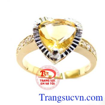 Người đeo nhẫn Thạch Anh Vàng sẽ được tăng cường trí nhớ năng lượng và thêm lạc quan giúp bạn phòng ngừa được bệnh tật chữa được vết cắn của rắn và nhện. Sản phẩm uy tín chất lượng được giao bán trên toán quốc.