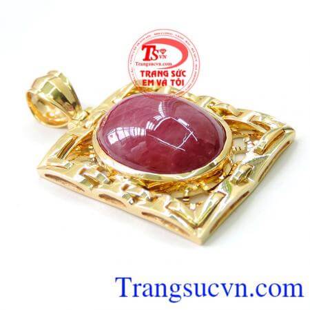 Đeo Mặt Dây Chuyền Nam Gắn Đá Ruby kết hợp với dây chuyền nam vàng để tạo nên 1 bộ trang sức hoàn hảo
