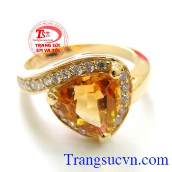 Chiếc Nhẫn vàng citrine nữ hợp cho người mệnh Kim và Mệnh Thủy Là món quà tặng Mẹ và Tặng Vợ rất ý nghĩa với người yêu thương.