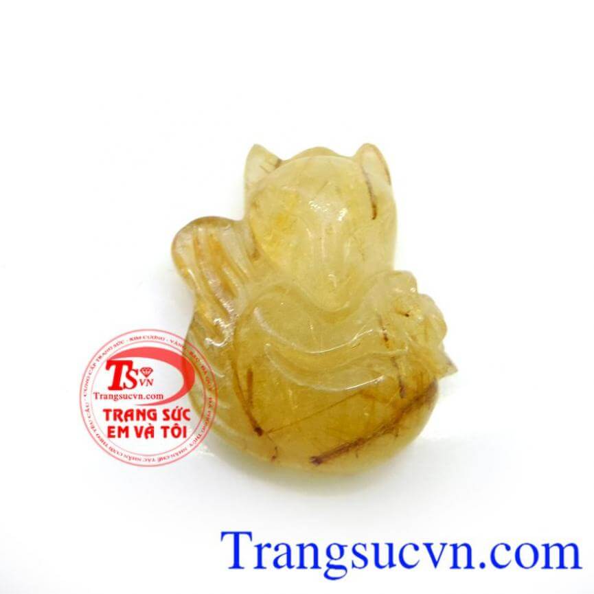 Hồ ly thạch anh tóc vàng quyến rũ