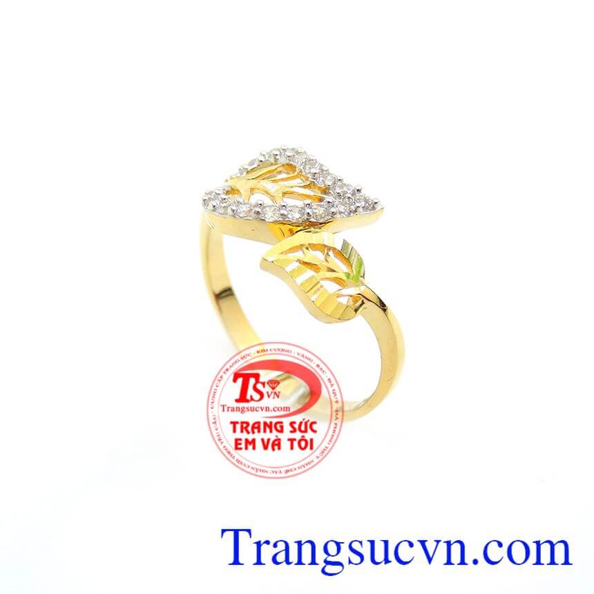 Với thiết kế vô cùng nữ tính với hình ảnh 2 chiếc lá xinh xắn với những hạt đá trắng lấp lánh tạo nên chiếc nhẫn nhỏ xinh. Sản phẩm bảo hành 6 tháng giao hàng toàn quốc.