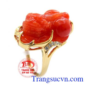 Nhẫn tỳ hưu nữ kết hợp với các phụ kiện trang sức ngọc cẩm thạch khác, đem lại vẻ đẹp thời thượng. Sản phẩm kèm giấy kiểm định.