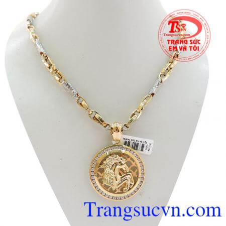 Bộ Mặt Dây Nam Tuổi Ngọ Bền Đẹp được kết hợp bởi mặt dây chuyền nam tuổi ngọ 10k lịch lãm và dây chuyền vàng Italya nhập khẩu nguyên chiếc