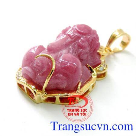 Ruby tượng trưng cho vẻ đẹp tinh túy của đất trời, luôn là 1 trong những dòng đá quý sang trọng nhất