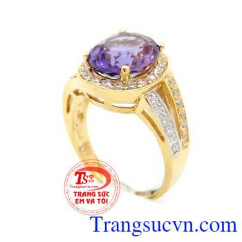 Trong cuộc sống có nhiều áp lực và những mối quan hệ mà bạn chưa tìm được cách để giải quyết, chiếc nhẫn nữ thạch anh tím sẽ giúp bạn có thêm sự tự tin vào quyền lực của mình, từ đó đưa ra những định hướng, quyết định chính xác trong cuộ
