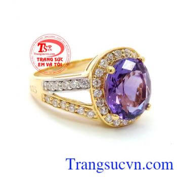 Trong cuộc sống có nhiều áp lực và những mối quan hệ mà bạn chưa tìm được cách để giải quyết, chiếc nhẫn nữ thạch anh tím sẽ giúp bạn có thêm sự tự tin vào quyền lực của mình, từ đó đưa ra những định hướng, quyết định chính xác trong cuộ