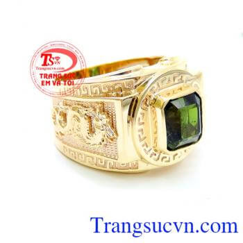 Ngoài ý nghĩa là bùa hộ mệnh, Tourmalin còn mang ý nghĩa ghi dấu ấn về thời gian - đây là viên đá kỷ niệm ngày cưới. Nhẫn nam Tourmalin thời trang