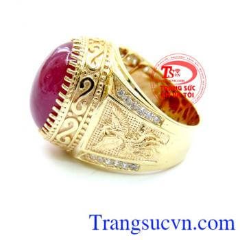 Nhẫn nam Ruby rồng phượng, nhẫn nam ruby rồng phượng đẳng cấp cho phái mạnh. Ruby là viên đá tượng trưng cho vẻ đẹp tinh túy của đất trời, viên ru by đỏ tím thời trang, có giấy kiểm định