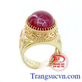 Nhẫn nam Ruby rồng phượng, nhẫn nam ruby rồng phượng đẳng cấp cho phái mạnh. Ruby là viên đá tượng trưng cho vẻ đẹp tinh túy của đất trời, viên ru by đỏ tím thời trang, có giấy kiểm định