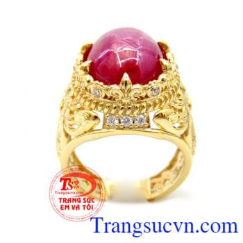 Nhẫn nam Ruby hoàng cung. Là một trong những loại Đá hoàn hảo nhất. Ruby tượng trưng cho Mặt Trời, quyền lực, tự do, may mắn và vui vẻ
