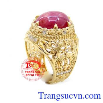 Nhẫn nam Ruby hoàng cung. Là một trong những loại Đá hoàn hảo nhất. Ruby tượng trưng cho Mặt Trời, quyền lực, tự do, may mắn và vui vẻ