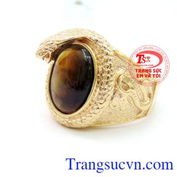 Những loại đá này liên tưởng đến những ý nghĩ trong sáng và sự đồng cảm. Nhẫn nam đá topal lửa thiết kế hình rắn quấn quanh thể hiện sự mạnh mẽ và cá tính. Chiếc nhẫn đem lại vẻ đẹp quyền lực và bản lĩnh cho người đeo