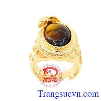 Nhẫn nam Opal quý , Ở Phương Đông, nhất là Ấn Độ, opal từ lâu đã được coi là đá của tình yêu, sự tin tưởng và lòng trắc ẩn. Bằng ánh lấp lánh trên bề mặt viên đá, opal soi sáng trí tuệ, xua đuổi những ý nghĩ u tối và nỗi sợ hãi