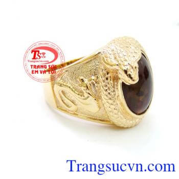 Nhẫn nam Opal quý , Ở Phương Đông, nhất là Ấn Độ, opal từ lâu đã được coi là đá của tình yêu, sự tin tưởng và lòng trắc ẩn. Bằng ánh lấp lánh trên bề mặt viên đá, opal soi sáng trí tuệ, xua đuổi những ý nghĩ u tối và nỗi sợ hãi