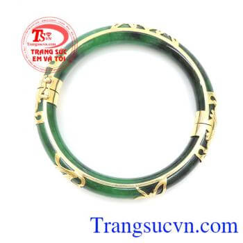 Chiếc vòng ngọc thời trang đẹp, chuẩn chất lượng, kèm giấy kiểm định. 