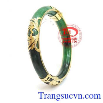 Vòng ngọc vàng trái tim yêu. 