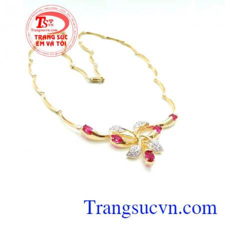 Kiềng vàng đá đỏ nguyện ước, Mỗi đường nét trạm trổ thể hiện sự cầu kì và giá trị thẩm mỹ cao của bộ trang sức.
