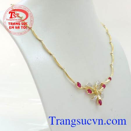 Kiềng vàng đá đỏ nguyện ước