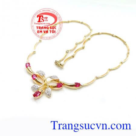 Chiếc kiềng đính đá đỏ và trắng trên cánh hoa làm tôn lên vẻ đẹp quyến rũ dịu dàng. Kiềng vàng đá đỏ nguyện ước